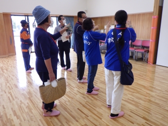 各班で避難所の安全点検中