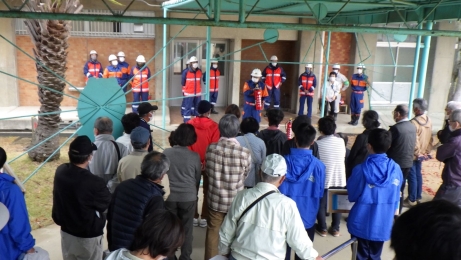 消火器訓練は、水消火器の体験と本物の消火器の実演