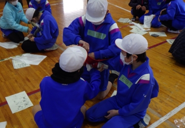 身近なものを使って骨折時の手当てを学びます