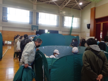 各班に分かれて防災部とパーテーションづくりを体験