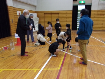 こままわし、ひもの巻き方や投げ方のコツを聞きます