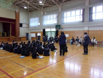 ボランティアスタッフの方々と南小３年生