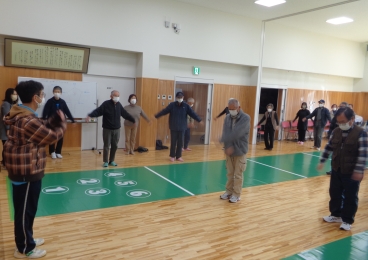 まずはラジオ体操で体をほぐします。