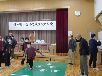 多目的室に競技マット２レーンを敷きそれぞれ競技しています。