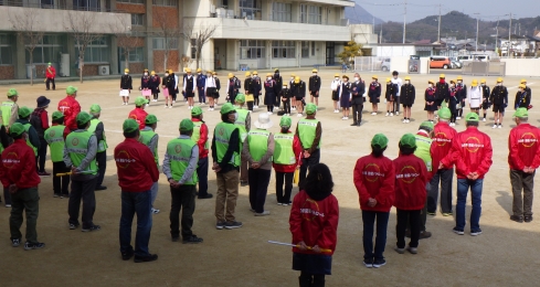 パトロール隊員と６年生児童。大野校長先生から御礼の言葉がありました。