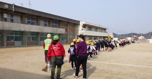 全校児童が方面別に分かれて一斉下校です。