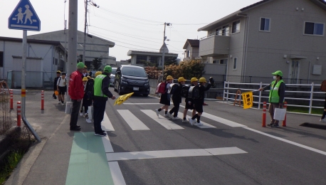 学校とコミュニティの間の交差点。車の往来も多く注意が必要な場所です。