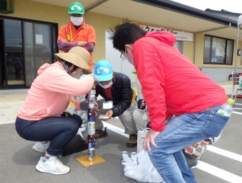 センターでは空き缶積みゲームです。皆で囲んで風よけを作り慎重に重ねていきます。
