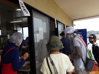 ウォーク後のうどんは「あつあつ」と「ひやあつ」から選びます。皆美味しそうに食べていました。