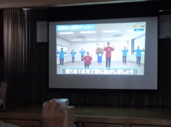 普段しない動きですが、見よう見まねで…