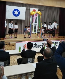 地元の子供たち10名によるくす玉割