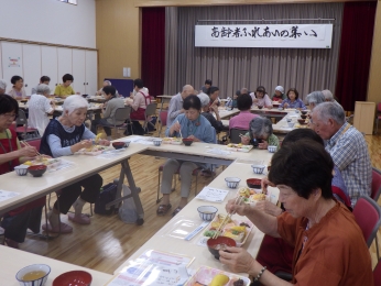 食改さんの真心こもったお弁当。押し寿司、天ぷら、酢の物、はげ団子、そうめん汁などごちそうです。