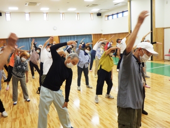 京都弁のラジオ体操で体をほぐします。
