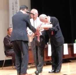 トロフィは岡田コミュニティと一緒に受け取ります