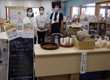 JA香川県飯山支店のみなさん、パットライス、ミカンジュース試飲コーナー。