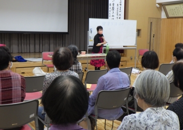 青木歯科衛生士さんは「正しい歯磨きの仕方」を皆さんにレッスン。