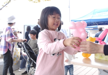 キッズコーナーではヨーヨー釣りやめだかすくい、アイスクリームなど子どもの笑顔がいっぱい溢れていました。