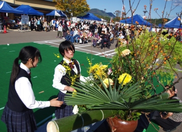 飯山高校生花活けパフォーマンス。