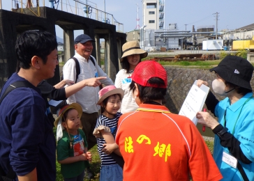 大束川の土手で飯山南地区に関するクイズです。