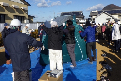 簡易ベッドやテント、簡易トイレの紹介。