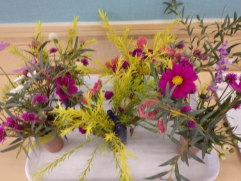 各テーブルに秋の花を添えて。