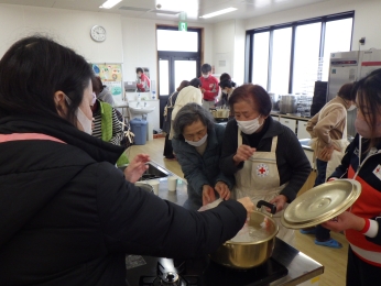 非常食づくり（生米を湯煎で調理）
