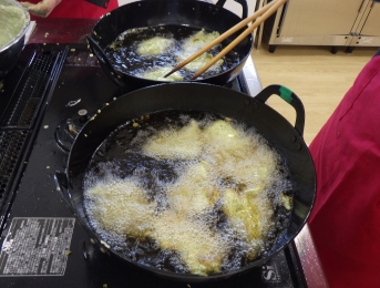 ささみとちくわの磯部揚げがどんどん揚がっていきます