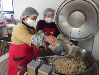 筑前煮は大釜で炊きます。