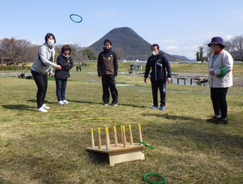 水辺の楽校公園では輪投げゲームです。