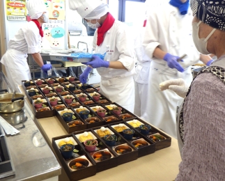 仕込みをされたお料理がどんどん配膳されていきます