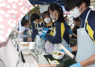 飯山高校のうどん販売。野菜たっぷりでおいしかったです。