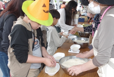 毎年恒例お米100g手ばかりチャレンジ！今年もぴったり賞がたくさん出ましたよ。