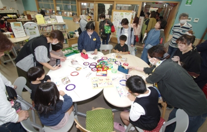 ふれあい交流室も大盛況でした。クラフトづくりや小・中学生が読み聞かせに挑戦。