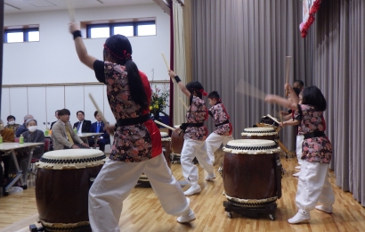 子どもたちによるおじょも太鼓が、敬老会の幕を開けます。