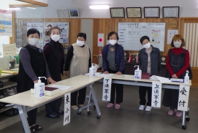 受付では、女性部会の皆さんがお出迎えします。