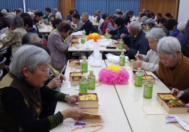 皆さんでふれあい会食です。また、来年もお待ちしています。