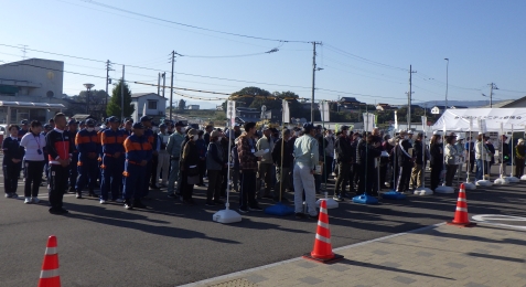 日赤、消防団第１７分団、各自治会、自主防災会などが整列。