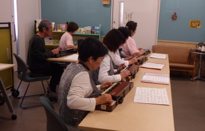 大正琴さんの音色に聞きほれます。