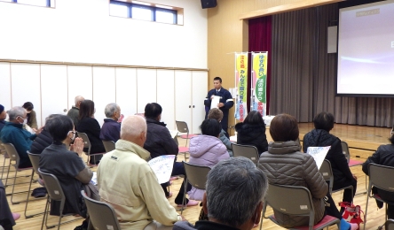 令和8年度からの道路交通法改正やヘルメット着用の大切さを学びました。