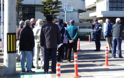 小学校前の横断歩道で、安全な横断の仕方の指導。