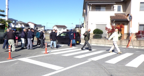 実際に車の良く見える側を歩くことや、渡る前にしっかり安全確認を目視で行うことを学びました。