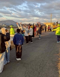 大窪池からの御来光を待ち万歳三唱。　