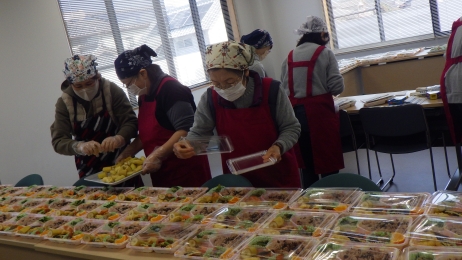 約200食のお弁当が並びます。